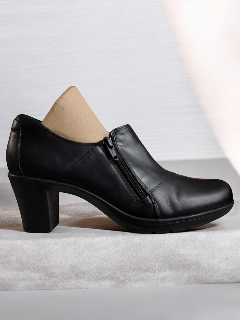 Clarks Women's Emslie Warren Black Leather Zipper Ankle Boots Booties Size 8 M